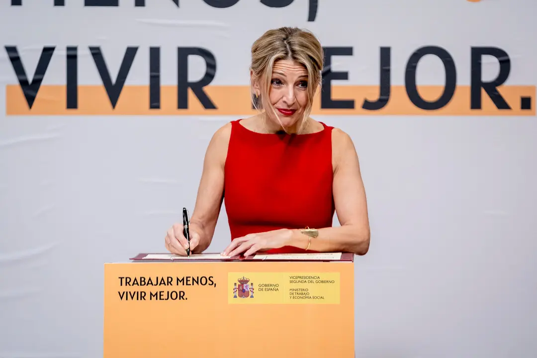 La vicepresidenta del Gobierno, Yolanda D&iacute;az, en la firma del acuerdo con los sindicatos para la reducci&oacute;n de la jornada laboral