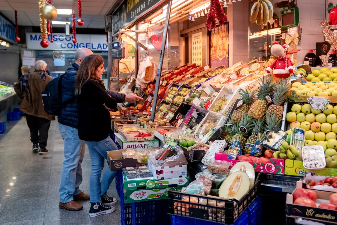 Familia en un mercado