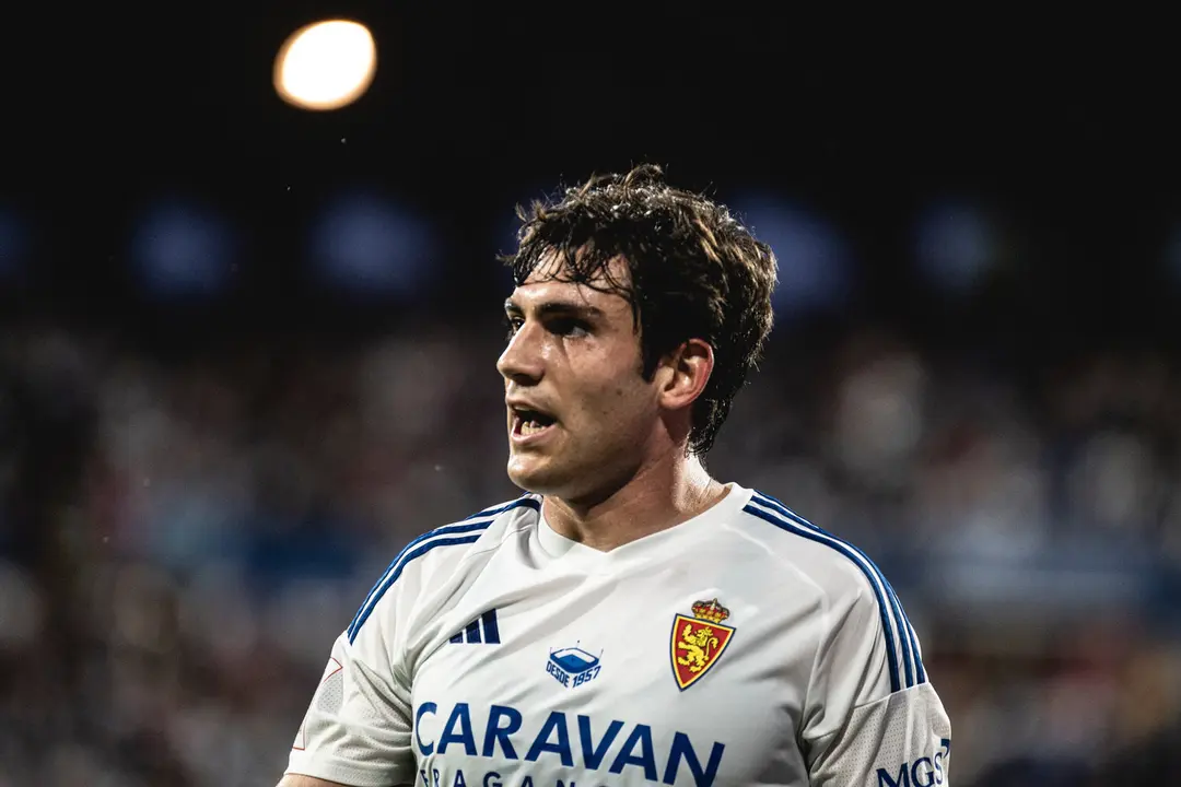 Iv&aacute;n Az&oacute;n con el Real Zaragoza / MARCOS CEBRI&Aacute;N