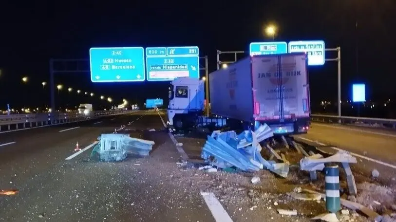 Un cami&oacute;n ha colisionado contra una bionda en la A-2. - Guardia Civil