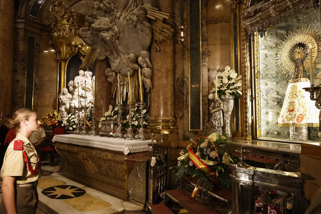 La princesa Leonor mirando a la Virgen del Pilar
