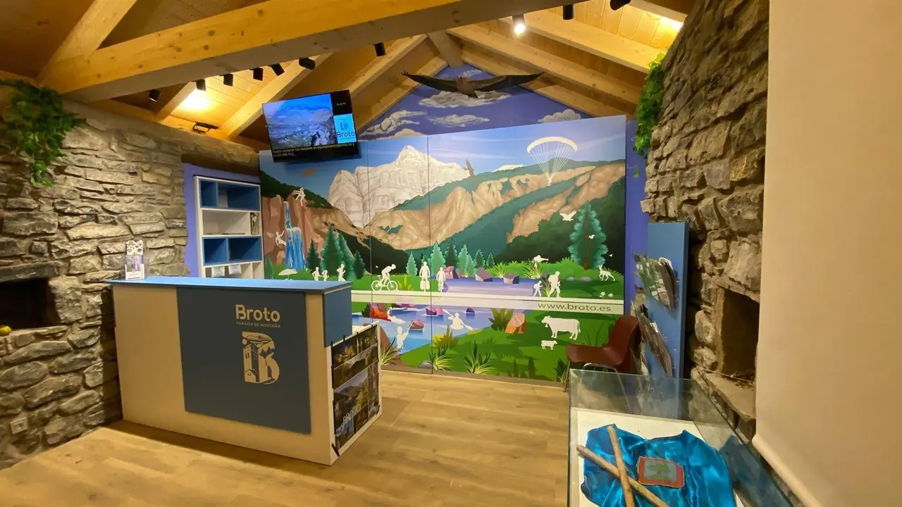 Nueva oficina de turismo de Broto. / HA