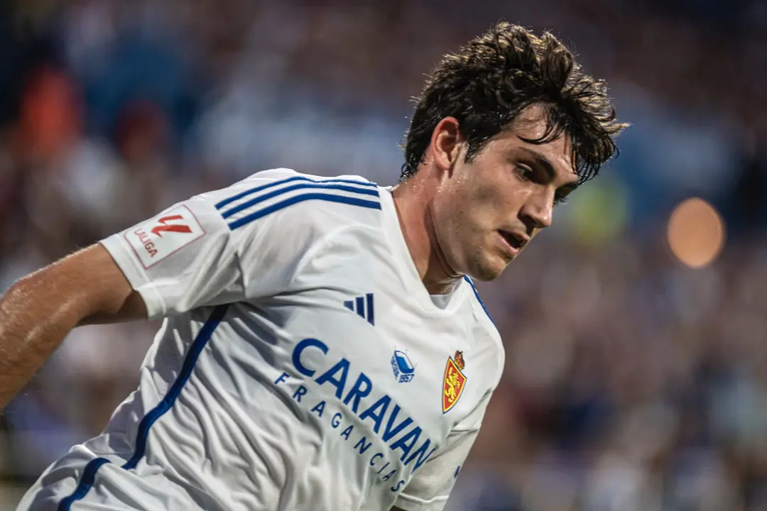 Iv&aacute;n Az&oacute;n con el Real Zaragoza / MARCOS CEBRI&Aacute;N