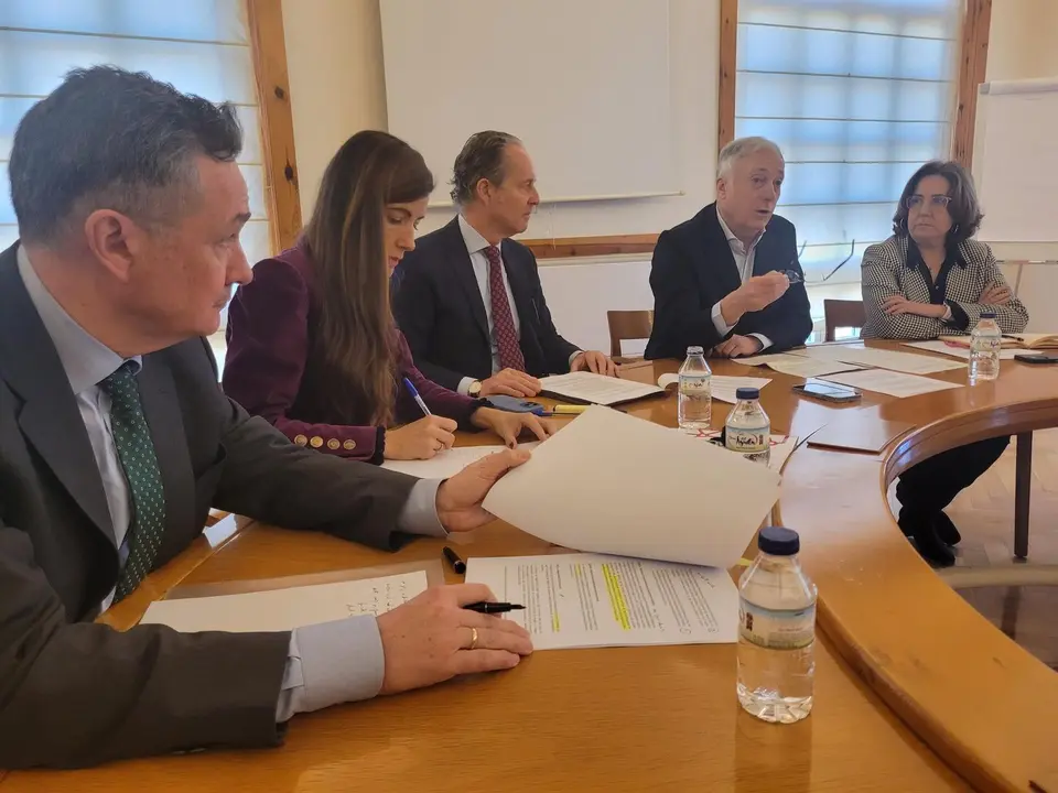 El consejero de Fomento, Log&iacute;stica, Vivivenda y Cohesi&oacute;n Territorial del Gobierno de Arag&oacute;n, Octavio L&oacute;pez, ha presidido la reuni&oacute;n de Arag&oacute;n Plataforma Log&iacute;stica que ha autorizado el traslado de la producci&oacute;n de Piensos Costa a PLHUS. - DGA.
