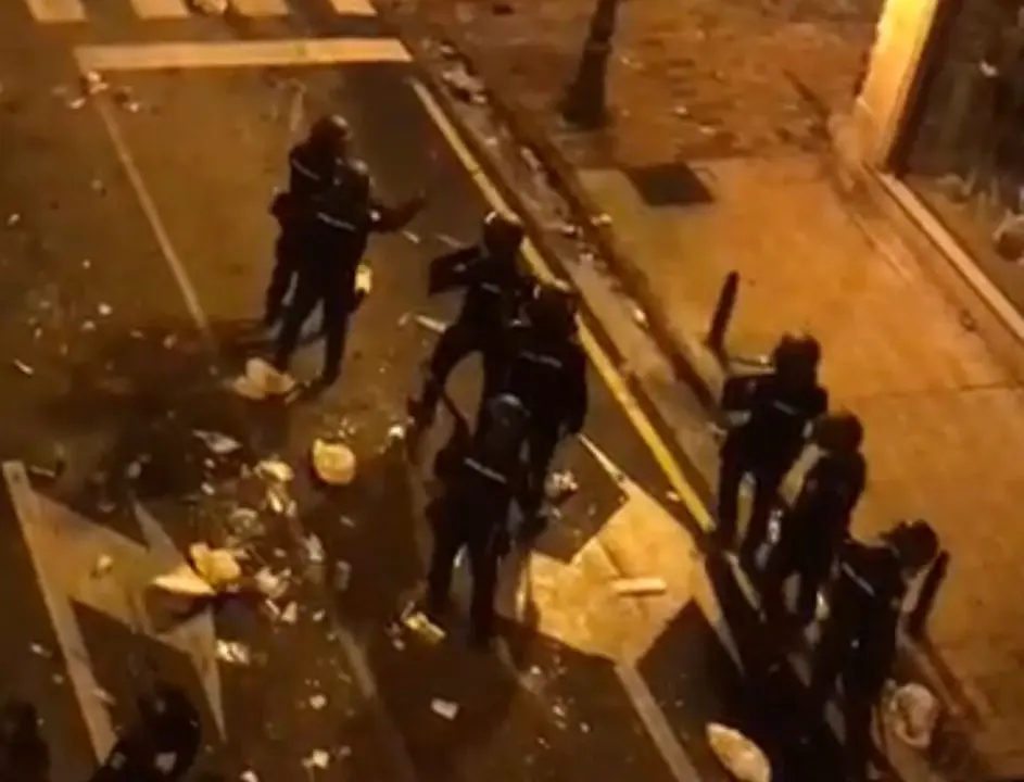 Imagen de los polic&iacute;as en la 
Plaza del Justicia intentando repeler el ataque /H.A.