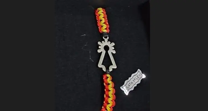 La pulsera que ha regalado Azc&oacute;n a los reyes Felipe y Letizia. / HA