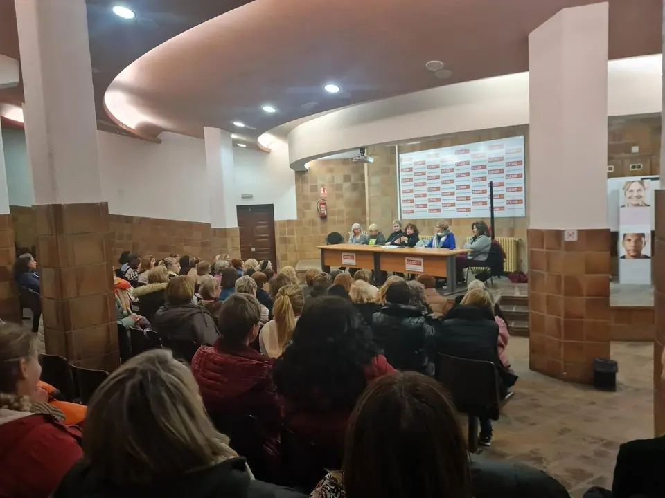 Reuni&oacute;n, en la sede de CCOO Arag&oacute;n, de trabajadores del servicio de ayuda a domicilio del Ayuntamiento de Zaragoza. /CCOO Arag&oacute;n.