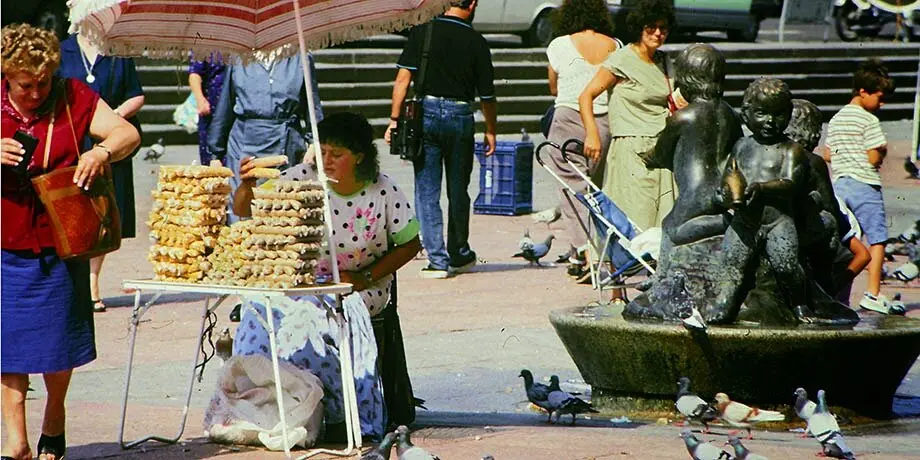 Puesto ambulante de venta de comida para las palomas en el Pilar / Eszaragoza