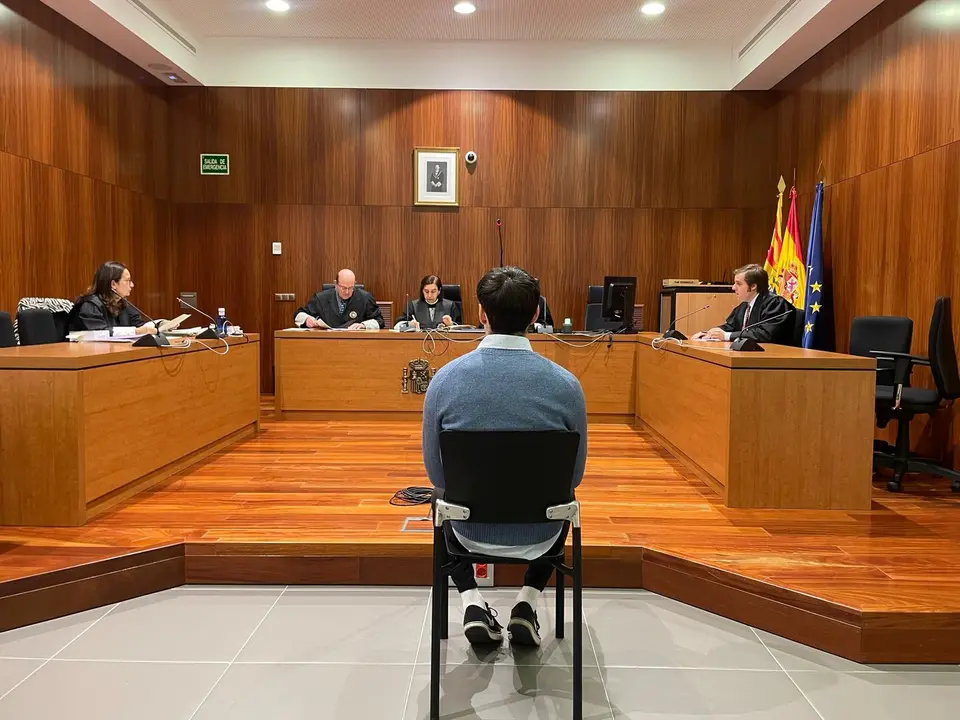 Imagen del juicio en la Audiencia Provincial de Zaragoza con el acusado sentado frente a la jueza /H.A.