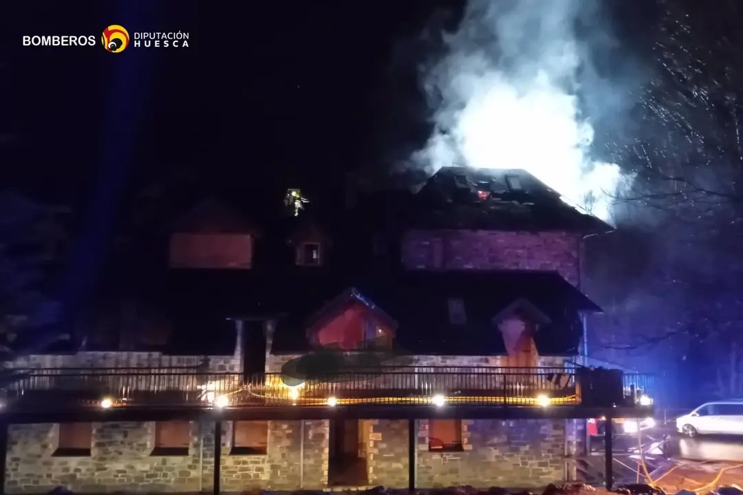 Incendio en un bloque de apartamentos en la localidad oscense de Escarrilla. - BOMBEROS DPH