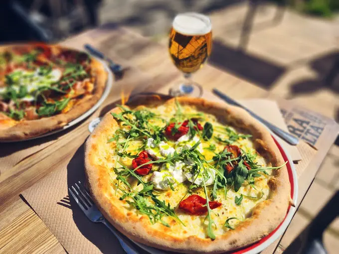 Pizza mozzarela, tomate seco y r&uacute;cula. / Il Buco