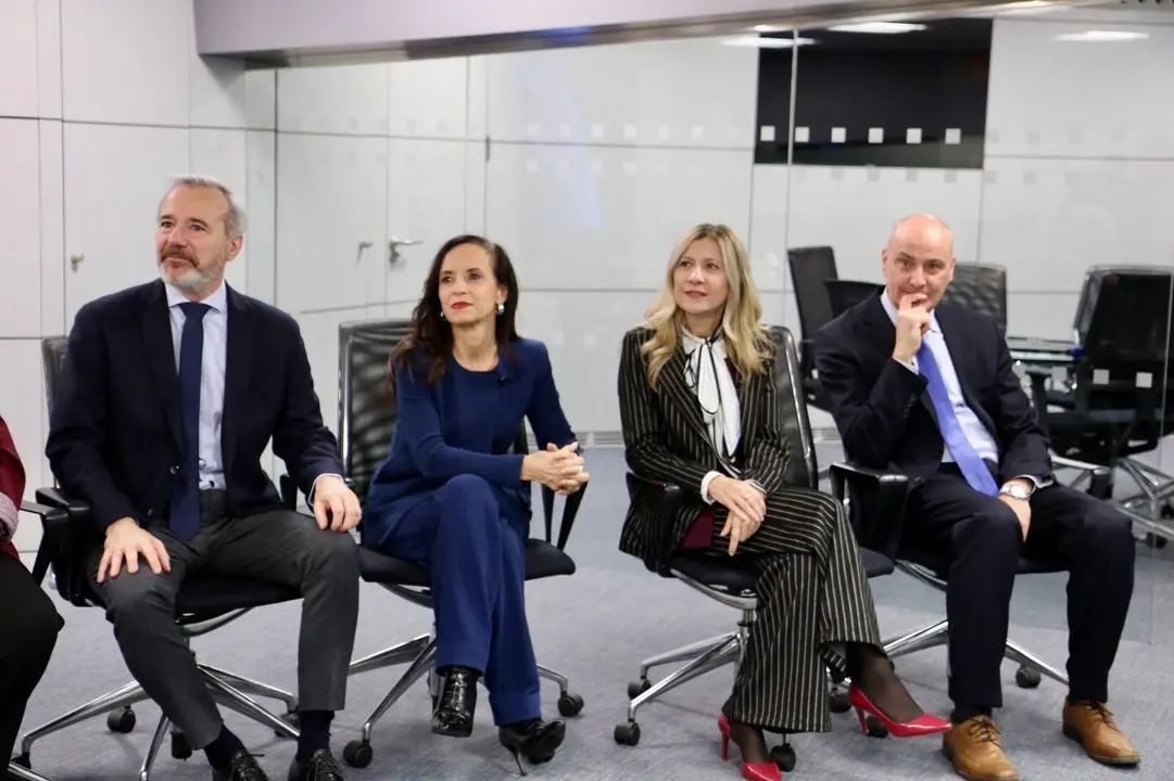 El presidente de Arag&oacute;n, Jorge Azc&oacute;n, junto con la presidenta de Red El&eacute;ctrica, Mar Vaquero