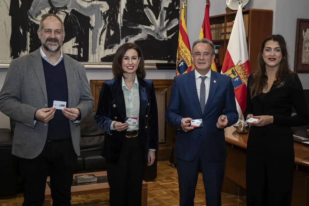 El presidente, Juan Antonio S&aacute;nchez Quero, y la vicepresidenta, Teresa Ladrero, con socios de gobierno Nerea Mar&iacute;n (En Com&uacute;n-IU) y Jos&eacute; Manuel Latorre (CHA) / Dani Marzo