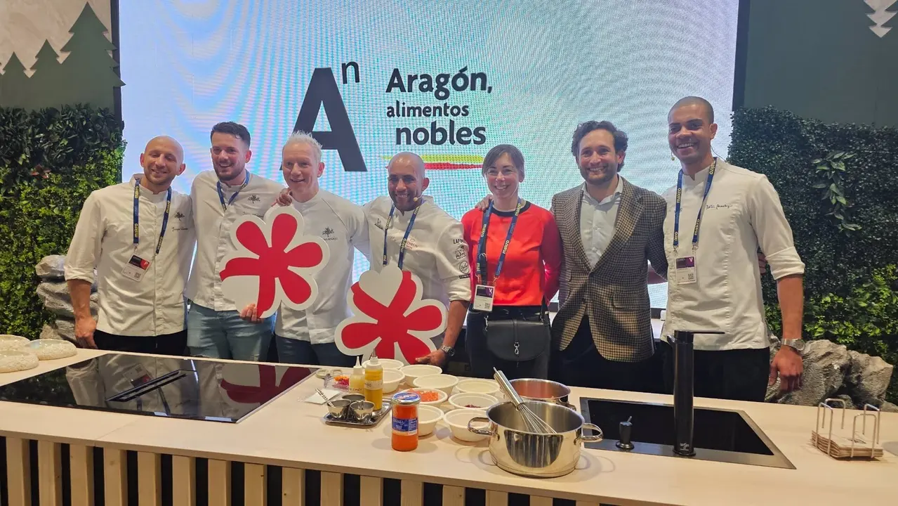 El presidente de la DPH, Isaac Claver, junto con algunos de los chefs presentes en Madrid Fusi&oacute;n. / DIPUTACI&Oacute;N DE HUESCA