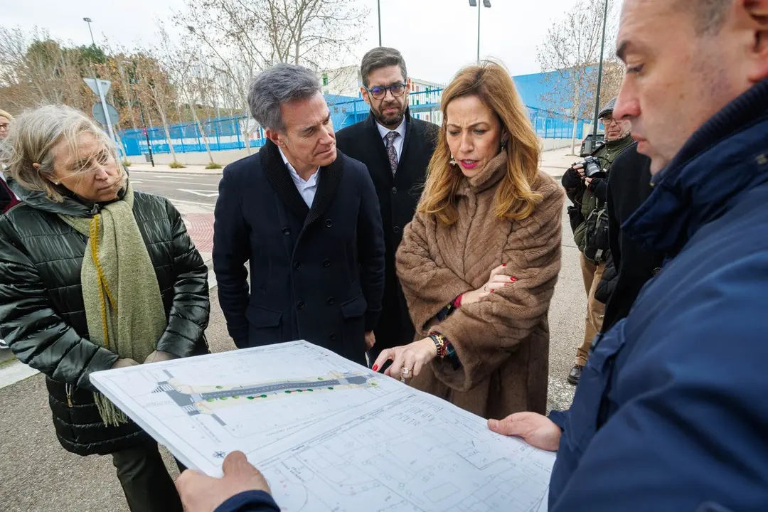La alcaldesa visita el entorno de la futura conexi&oacute;n entre las 
calles de Ib&oacute;n de Ast&uacute;n con la de Francisco Rallo Lahoz. AZ