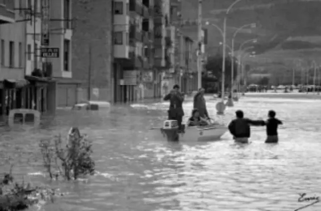 Casco urbano de Fraga durante la inundaci&oacute;n fluvial de 1982. Enric Filella.