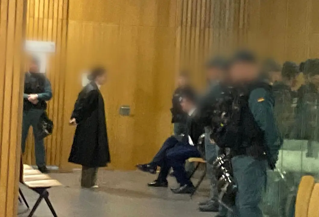 Imagen de la sala fuertemente custodiada por la Guardia Civil /H.A.
