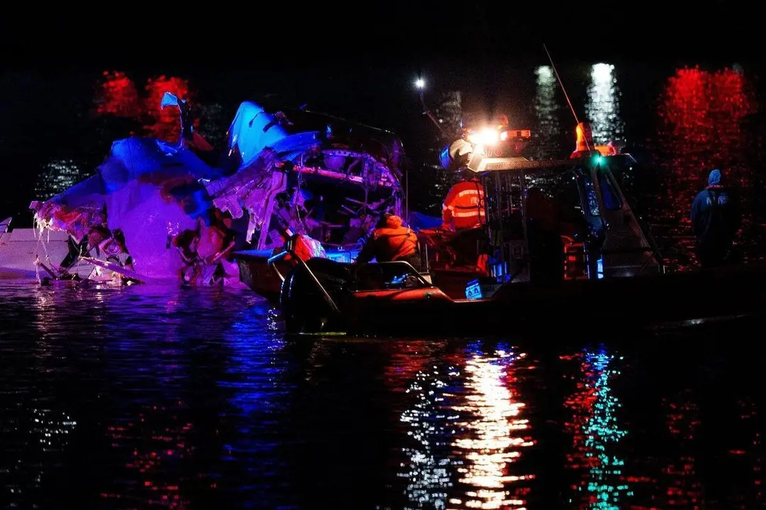 Un avi&oacute;n comercial cae al r&iacute;o Potomac al chocarse contra un helic&oacute;ptero
