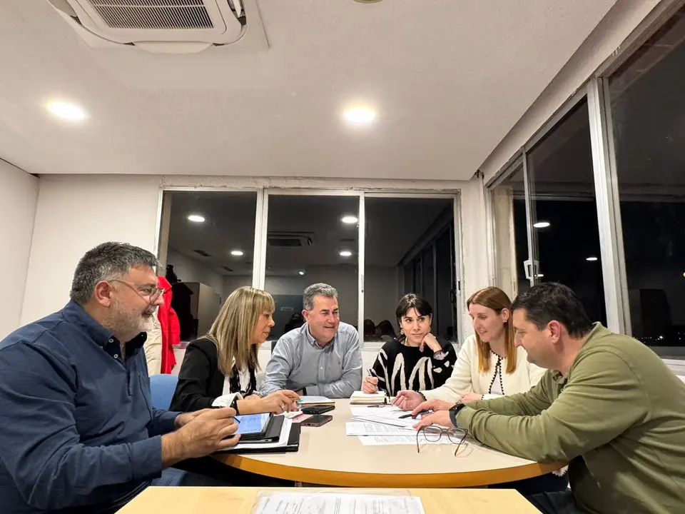 El equipo de Gobierno de Alca&ntilde;iz, en una reuni&oacute;n previa a la aprobaci&oacute;n de los presupuestos 2025. / HA