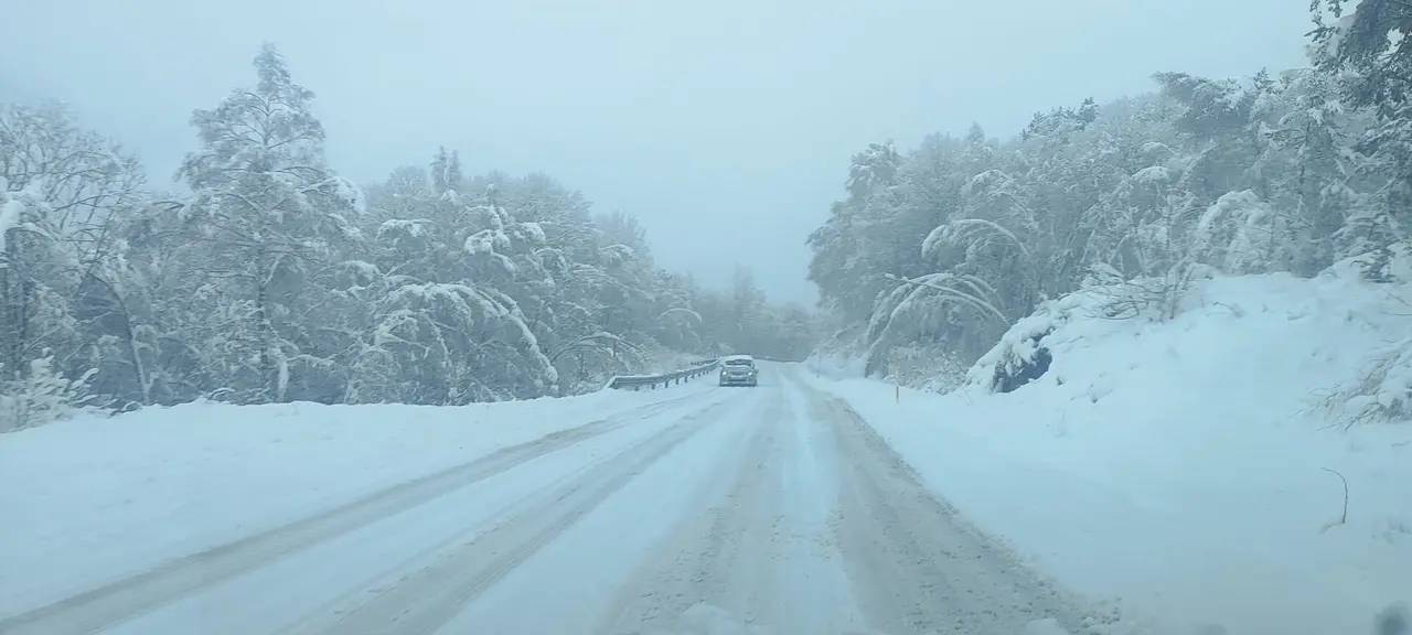 Carretera nevada en el Pririneo.