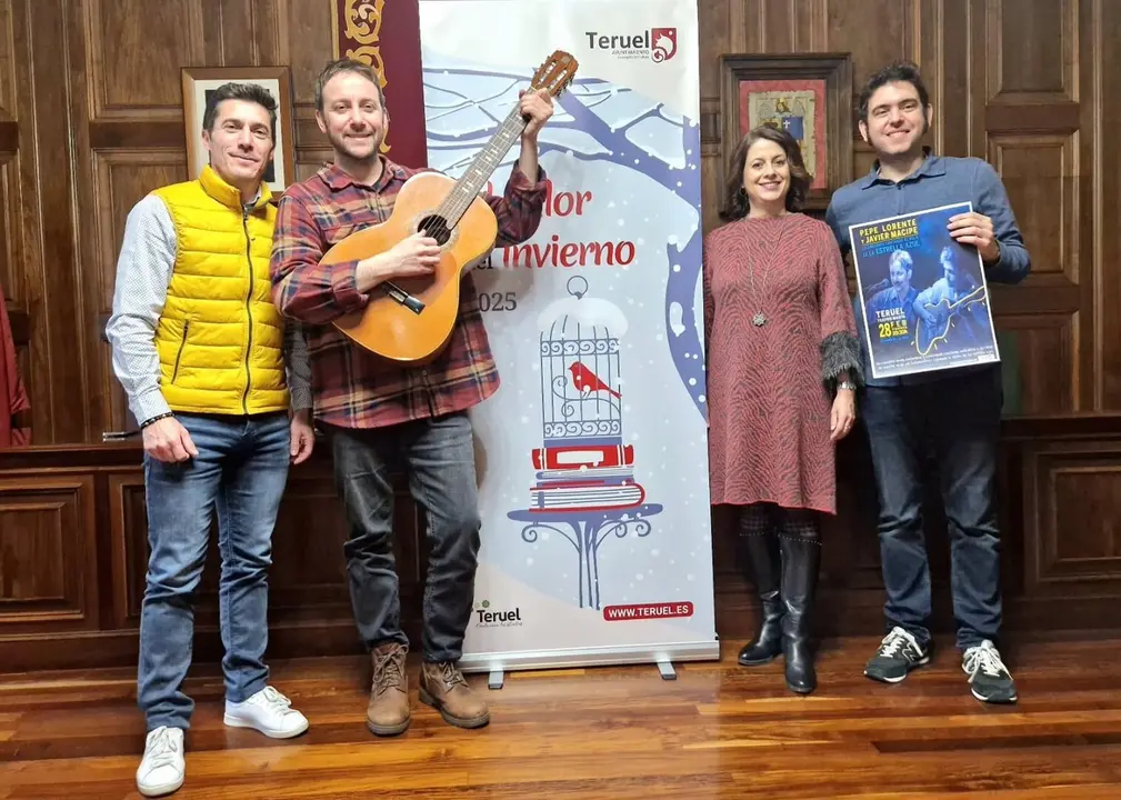La alcaldesa de Teruel, Emma Buj, junto a Jes&uacute;s Macipe, director de 'La estrella azul', el concejal de Cultura, Carlos M&eacute;ndez y el actor Pepe Lorente. - AYUNTAMIENTO DE TERUEL