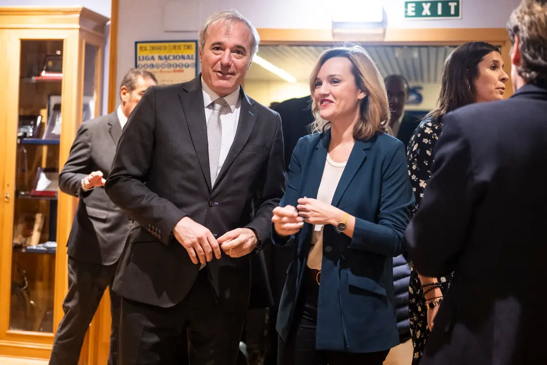 El presidente del Gobierno de Arag&oacute;n, Jorge Azc&oacute;n y la ministra de Educaci&oacute;n y Formaci&oacute;n Profesional, Pilar Alegr&iacute;a en el Pabell&oacute;n Pr&iacute;ncipe Felipe, a 22 de febrero de 2024, en Zaragoza.