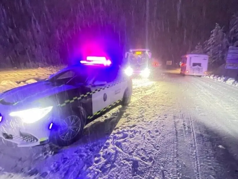 imagen de archivo: fuerte nevada en carreteras del Pirineo. - GUARDIA CIVIL HUESCA