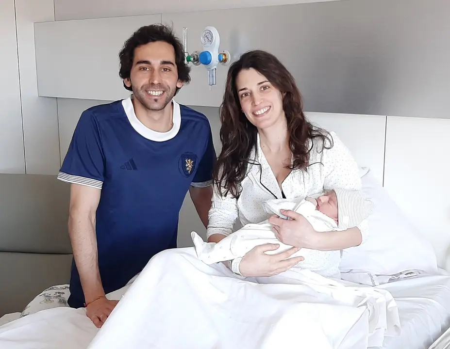 Tom&aacute;s junto a sus padres, Irene y Fran ./ Quir&oacute;nsalud