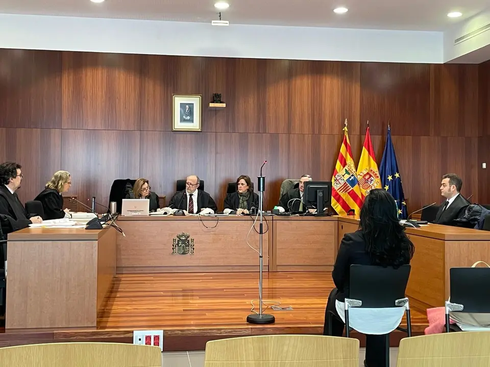 imagen de la sesi&oacute;n del juicio por estafa con la encausada sentada en el banquillo /H.A.