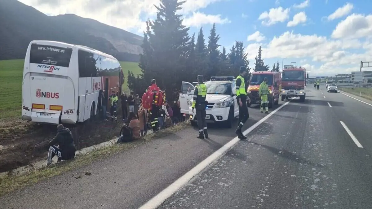 Autob&uacute;s accidentado este lunes en la AP-15, en sentido a Tudela. / GUARDIA CIVIL