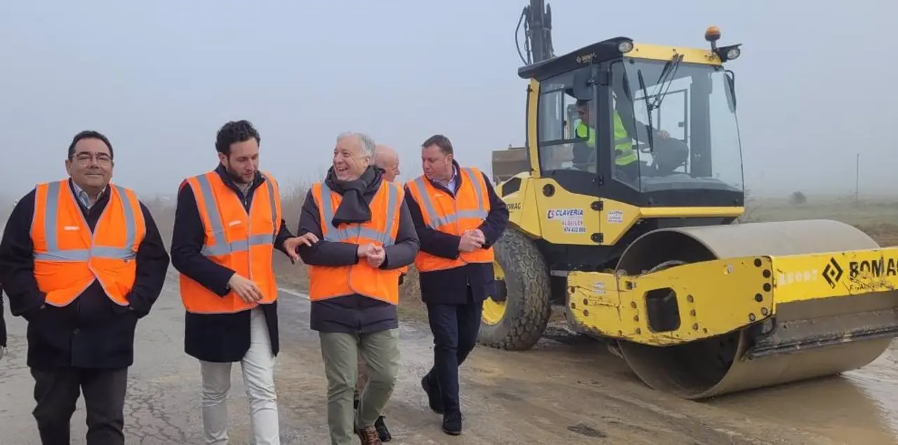 Octavio L&oacute;pez ha visitado las obras de la A-1238 junto a los alcaldes de Monz&oacute;n y Binaced, Isaac Clave y Javier Sorinas, y el presidente de la Comarca del Cinca Medio, Javier Civiac. - GOBIERNO DE ARAG&Oacute;N