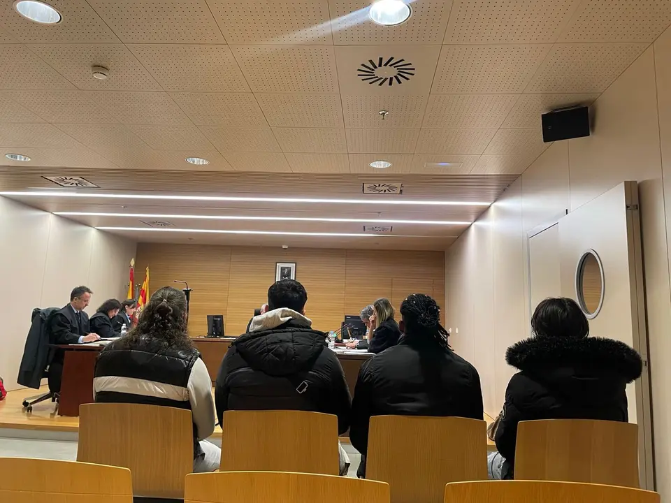 Imagen de cuatro de los acusados de la agresi&oacute;n en la sala uno de lo penal /H.A.