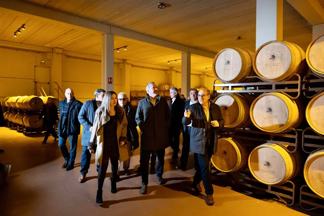 El presidente de Arag&oacute;n, Jorge Azc&oacute;n, en su visita a una bodega en la Comarca Campos de Borja