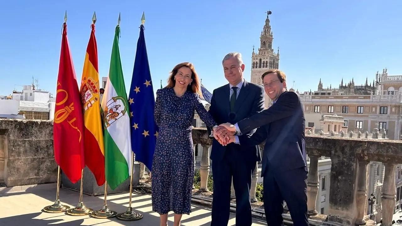 Natalia Chueca junto a los alcaldes de Sevilla y Madrid | Ayuntamiento de Zaragoza