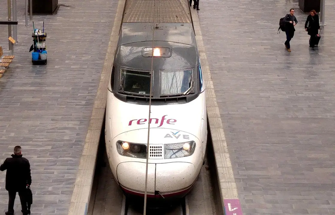 Un AVE realiza su parada en la Estaci&oacute;n Delicias de Zaragoza. - EUROPA PRESS - Archivo