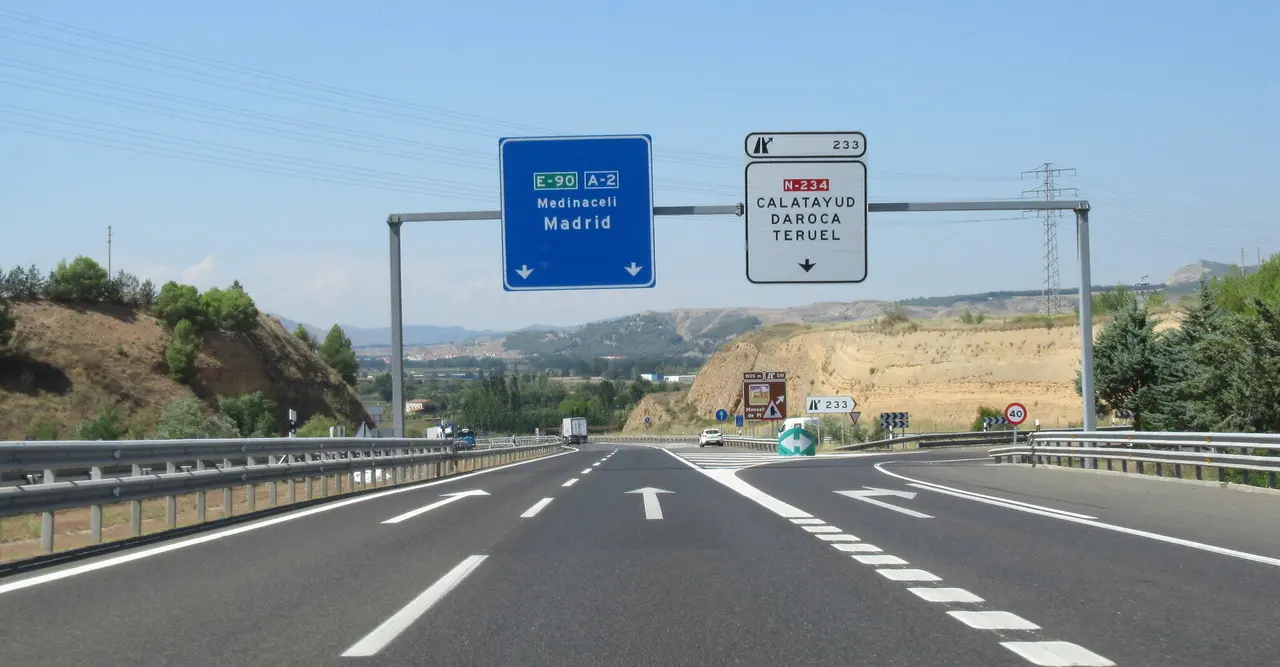 Cartel de la A-2 en direcci&oacute;n a Madrid.