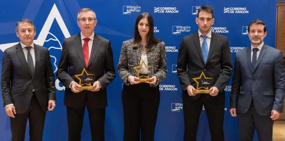 El director general de Pol&iacute;tica Econ&oacute;mica, Javier Mart&iacute;nez, y el director gerente de Arex, Javier Camo, entregan los Premios Arex 2024 / Fabian Simon