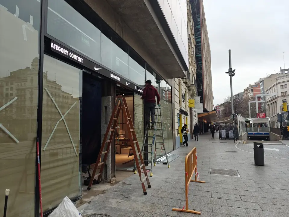 La nueva fachada de Nike que ya se luce en el Coso ./ HOY ARAG&Oacute;N