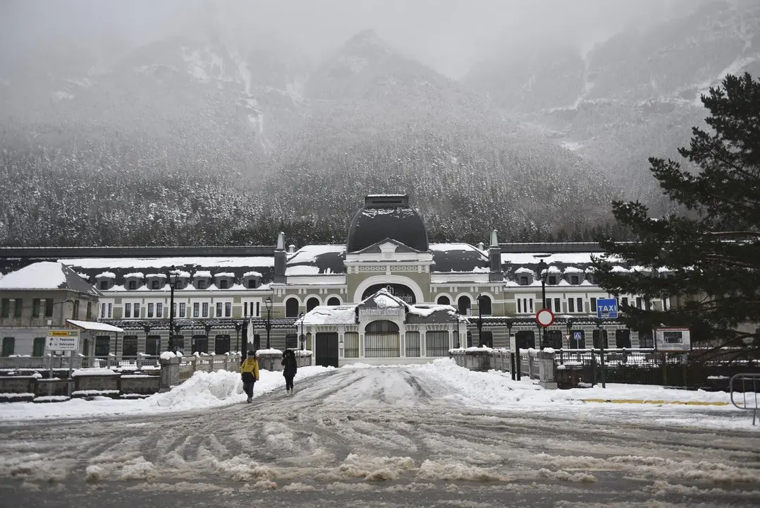 El hotel Canfranc Estaci&oacute;n cubierto de nieve, a 30 de enero de 2025, en Canfranc, Huesca. - Ver&oacute;nica Lacasa - Europa Press