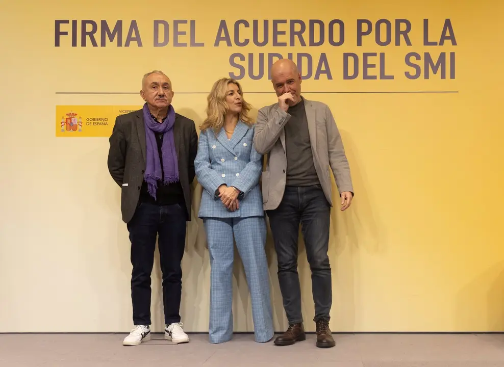 La vicepresidenta segunda del Gobierno y ministra de Trabajo y Econom&iacute;a Social, Yolanda D&iacute;az, junto a los secretarios generales de CCOO, Unai Sordo, y de UGT, Pepe &Aacute;lvarez - Europa Press