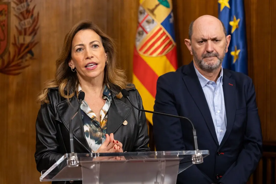 La alcaldesa de Zaragoza, Natalia Chueca y el presidente de la Real Federaci&oacute;n Espa&ntilde;ola 
de F&uacute;tbol (RFEF), Rafael Louz&aacute;n. AZ