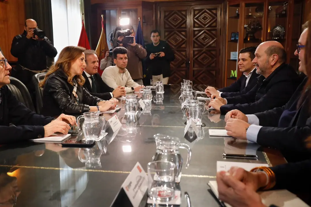 El presidente de la RFEF visita Zaragoza para conocer los avances de la sede hacia el Mundial 2030. AZ