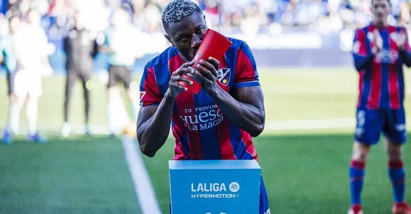 Patrick Soko, galardonado con el premio de mejor jugador del mes / SD Huesca