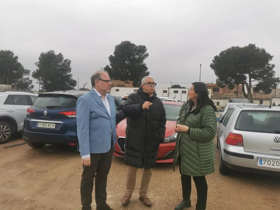la concejal delegada de Barrios Rurales, Paloma Espinosa, quien ha visitado San Gregorio. AZ