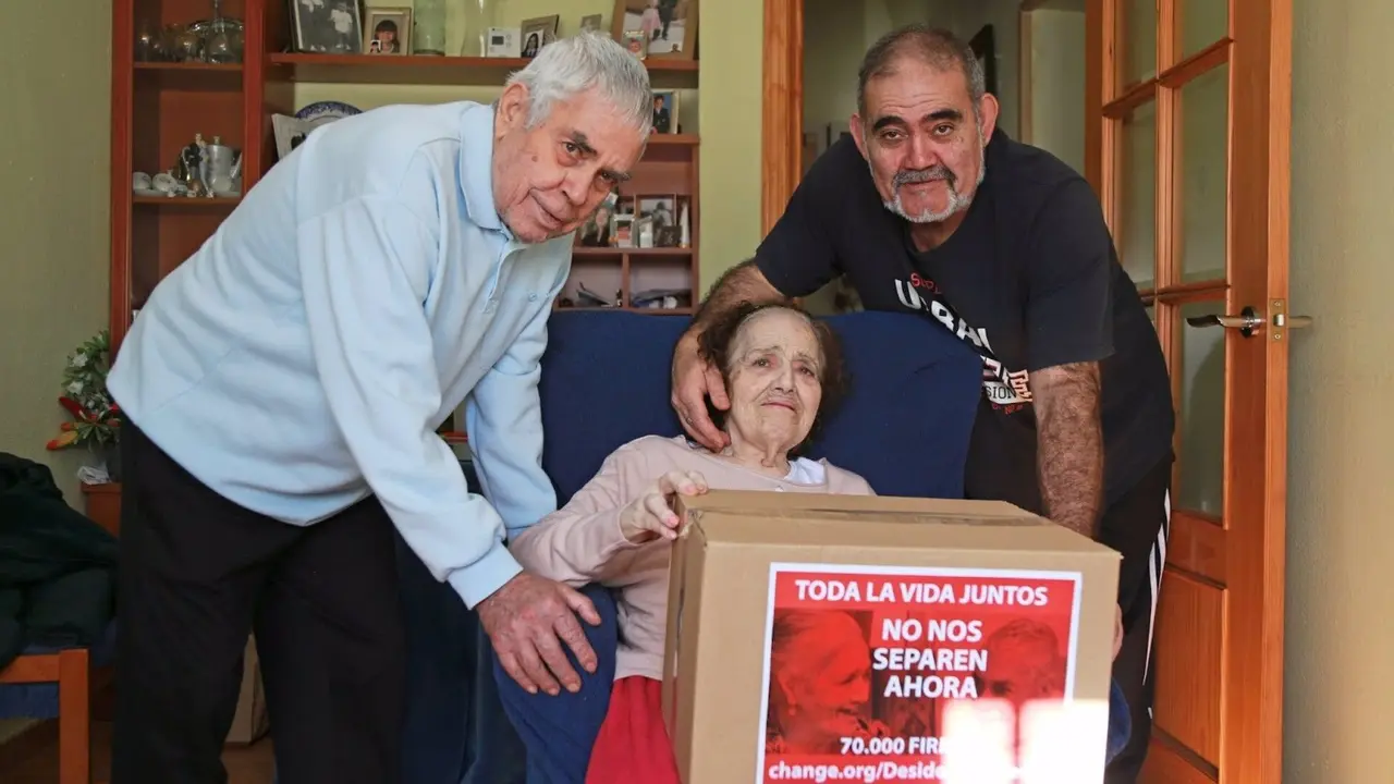 Desiderio y Soledad junto a su hijo Jos&eacute; / CHANGE.ORG