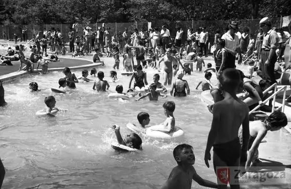 En los grandes parques zaragozanos hab&iacute;a piscinas de libre acceso / Ayto. de Zaragoza