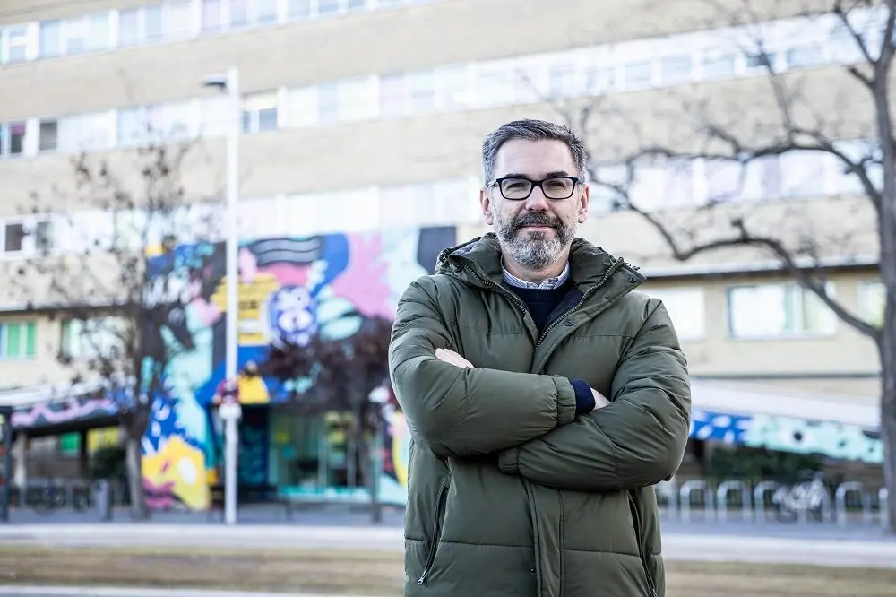Gabriel Tirado, presidente de Aspanoa, junto a la fachada del Hospital Infantil Miguel Servet de Zaragoza. / Asier Alkorta.