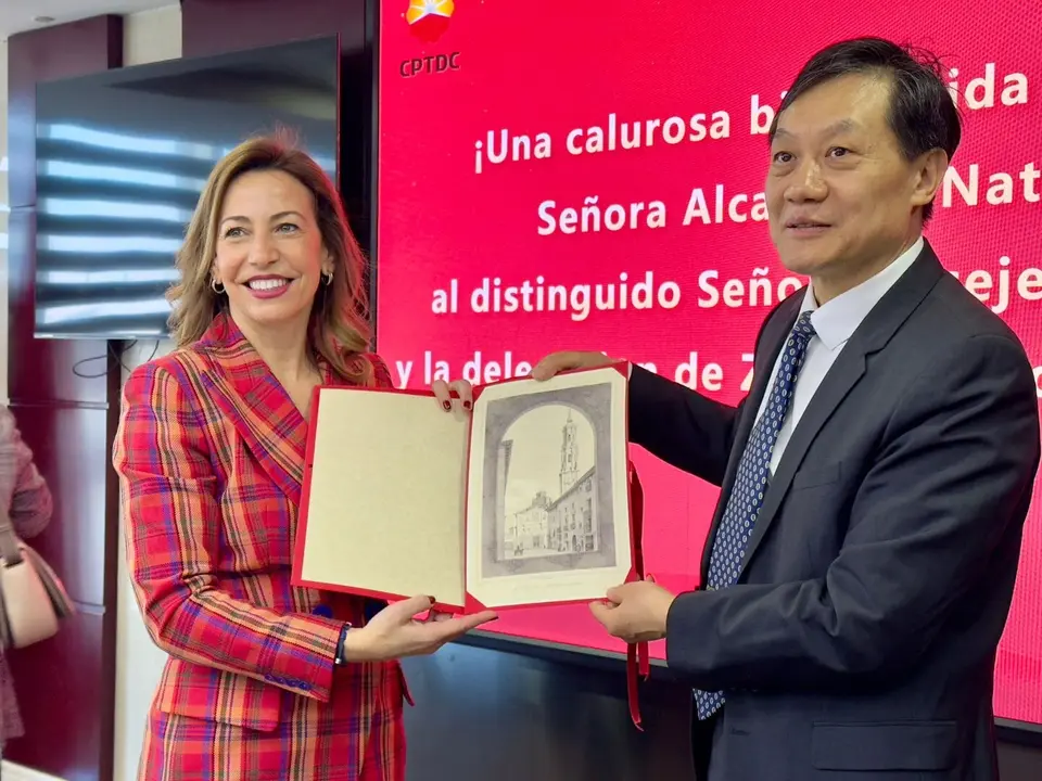 Natalia Chueca, en su reuni&oacute;n con la junta directiva de China Petroleum,&nbsp;en&nbsp;Pekin. AZ
