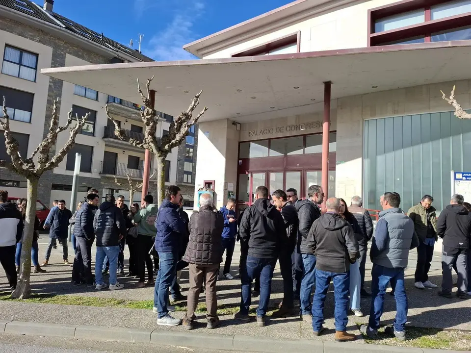 Concentraci&oacute;n de protesta contra la falta de personal t&eacute;cnico en las OCAs llevada a cabo este viernes frente al Palacio de Congresos de Bolta&ntilde;a (Huesca) - ASAJA HUESCA