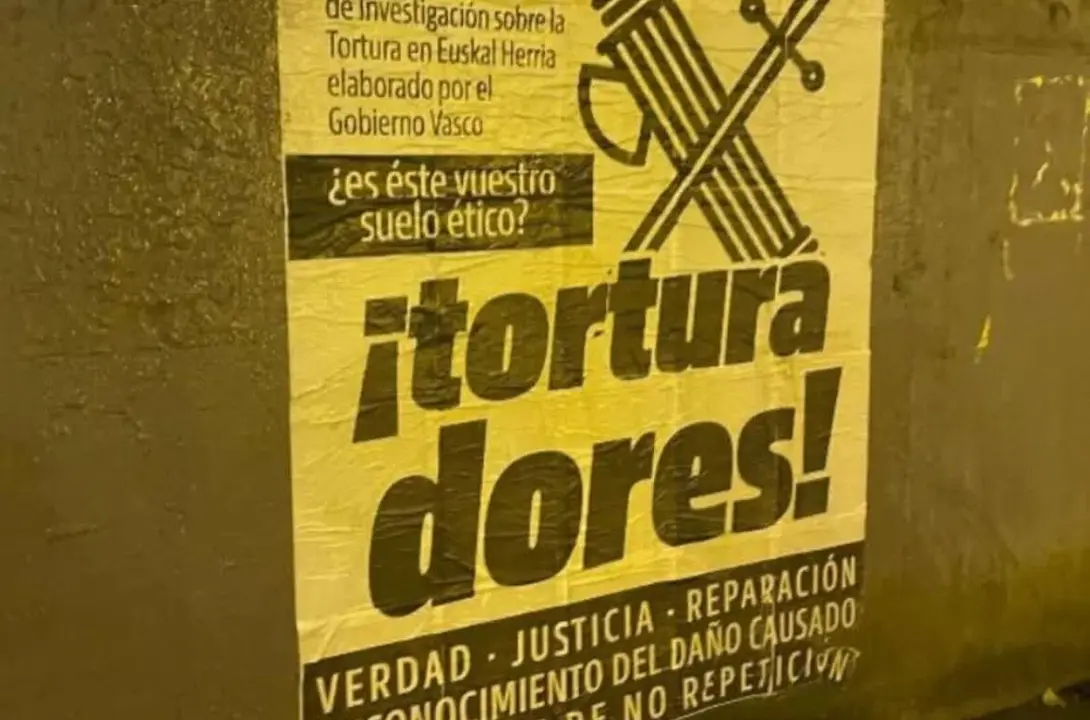 Imagen de los carteles en el metro de la localidad vizca&iacute;na de Guecho/ AUGC